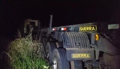 Catanduvas: Siena capota após colidir com carreta carregada de madeira na BR-277